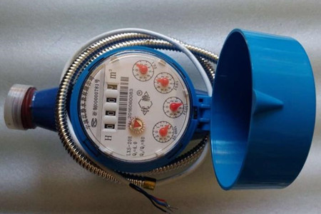 無(wú)線遠(yuǎn)傳水表是如何進(jìn)行數(shù)據(jù)采集傳輸?shù)模?/></p><p>　　當(dāng)水流入水表后，會(huì)沿著葉輪盒底部進(jìn)水孔進(jìn)入到計(jì)量機(jī)構(gòu)，水流會(huì)推動(dòng)葉輪旋轉(zhuǎn)，然后由葉輪盒上部出水孔的位置流出，正常情況下，葉輪轉(zhuǎn)速和水的流量是成正比的，葉輪轉(zhuǎn)動(dòng)的時(shí)候，就能夠通過(guò)齒輪傳遞給指示機(jī)構(gòu)，并記錄出流經(jīng)水表的水總量。記錄的用水量數(shù)據(jù)會(huì)通過(guò)無(wú)線網(wǎng)絡(luò)技術(shù)和后臺(tái)數(shù)據(jù)管理中心聯(lián)通，來(lái)實(shí)現(xiàn)遠(yuǎn)程抄表、網(wǎng)絡(luò)充值、遠(yuǎn)程控制和故障檢測(cè)。</p><p>　　<strong>水表的數(shù)據(jù)如何采集傳輸?</strong></p><p>　　水表是通過(guò)給計(jì)量基表安裝加傳發(fā)訊模塊，這樣就后臺(tái)就能夠接收無(wú)線抄表主機(jī)發(fā)出的抄表指令，由無(wú)線通訊模塊能夠?qū)⑺砩厦娴挠盟?/p><p>　　數(shù)據(jù)上傳到服務(wù)器，以便供水公司進(jìn)行抄表和計(jì)算水費(fèi)。</p><p>　　無(wú)線遠(yuǎn)程水表的安裝是非常簡(jiǎn)單容易的，其中，一根總線可以連接同一幢樓內(nèi)全部住戶的水表，可以大大節(jié)省施工費(fèi)用。其中數(shù)據(jù)采集器不參與底層數(shù)據(jù)的采集，僅僅作為通訊功能使用，計(jì)量不受外界影響。</p><p style=